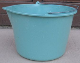 Ведро п/э 12л с металлической ручкой и носиком