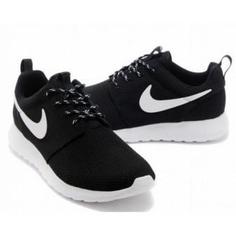 Женские кроссовки Nike Flyknit Roshe Run черно-белые